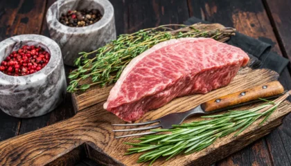 Carne wagyu cruda con marmoleo perfecto en una tabla de madera